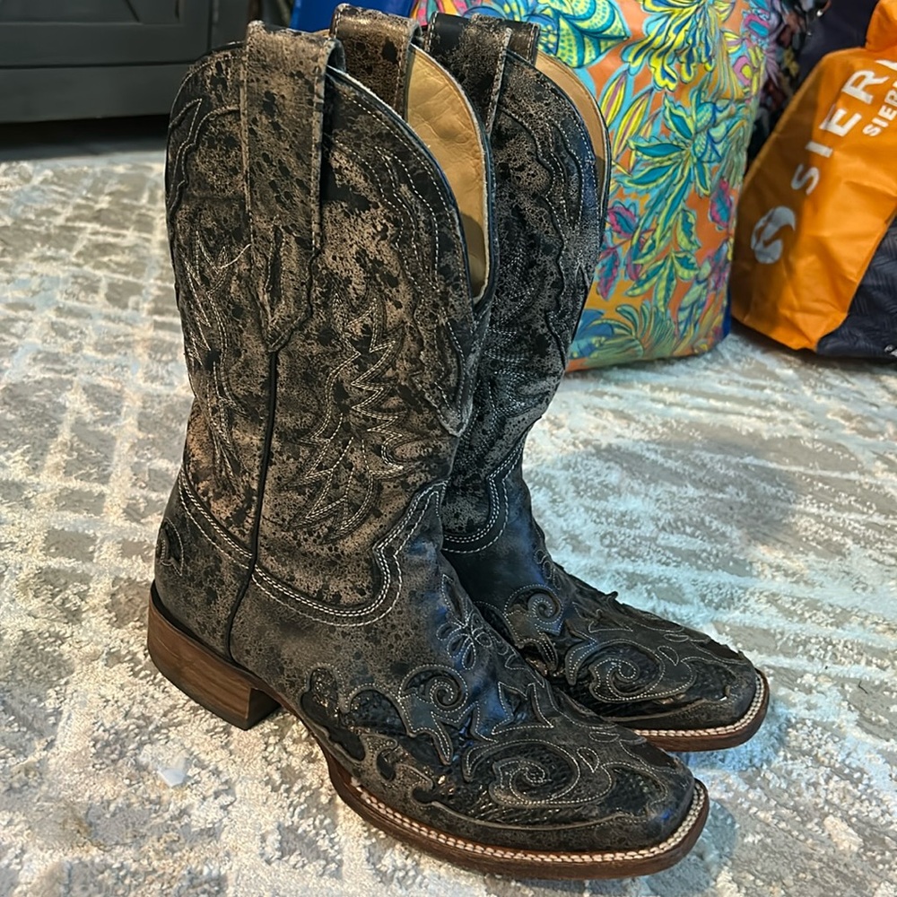 CORRAL BLACK DISTRESSED COWBOY BOOTS
